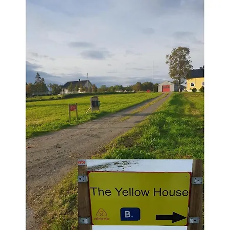 1 In The Yellow House, Close To Airport & Lofoten Habitación en casa particular *
