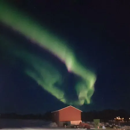 1 In The Yellow House, Close To Airport & Lofoten Проживание в семье