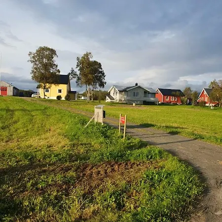 1 In The Yellow House, Close To Airport & Lofoten Проживание в семье Evenskjer