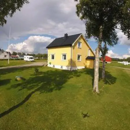 Проживание в семье 1 In The Yellow House, Close To Airport & Lofoten Evenskjer