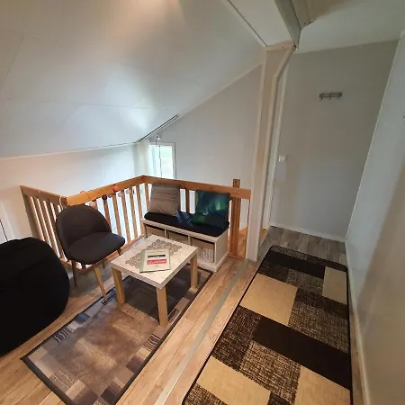 1 In The Yellow House, Close To Airport & Lofoten Habitación en casa particular *