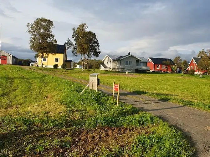 1 In The Yellow House, Close To Airport & Lofoten Alloggio in famiglia Evenskjer